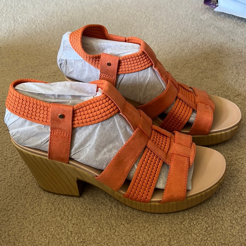Dr Scholl’s Coral/Gold 100% Microfiber Sandals Size 9 1/2.